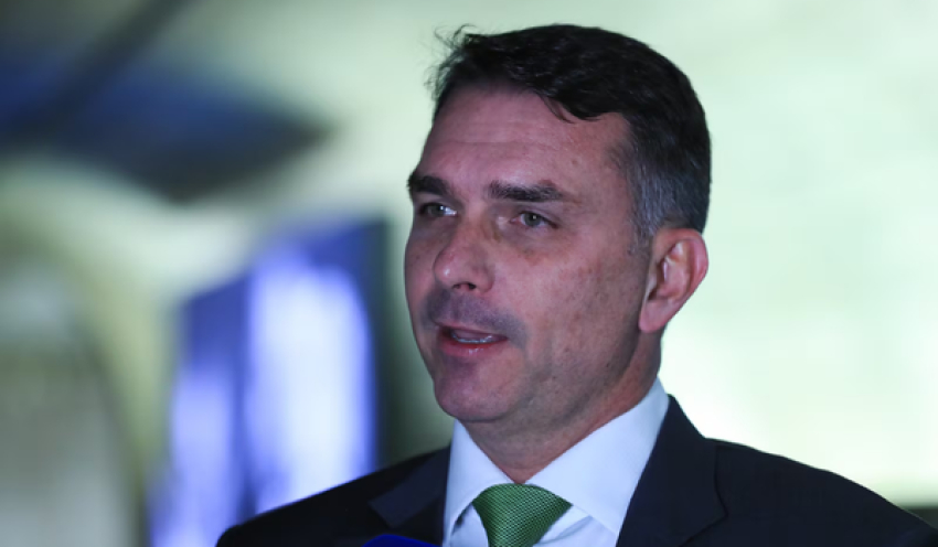 PF conclui que Flávio Bolsonaro cometeu calúnia contra Lula nas redes