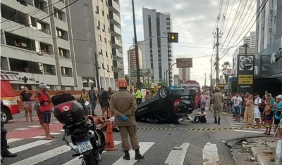 Duas pessoas morrem após motorista perder o controle do carro e capotar, em João Pessoa