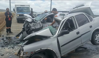 Três pessoas morrem em acidente grave entre dois carros na BR-230, em Pocinhos, Agreste da Paraíba