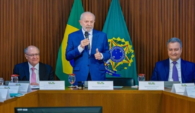 Lula pede &#039;solução negociada&#039; sobre emendas parlamentares para evitar crise na base aliada