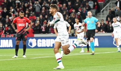 Athletico-PR abre o placar, tem jogador expulso, toma a virada do Fluminense e empata no fim do jogo