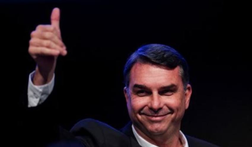 Flávio Bolsonaro reserva o dia para gravar programa eleitoral antes de embarcar para SP