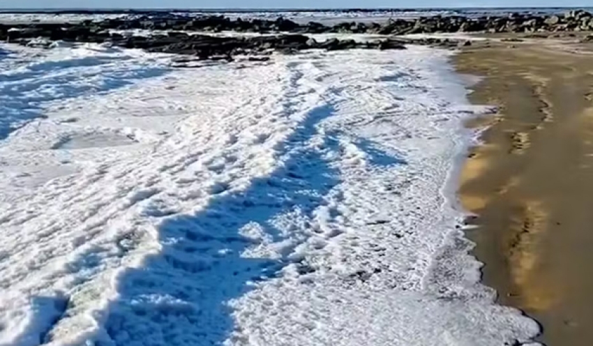 Temperaturas extremas congelam ondas do mar na Terra do Fogo, na Argentina