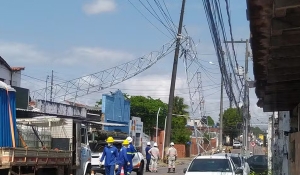 Torre de telecomunicação cai em cima de fios e deixa 25 mil pessoas da Grande João Pessoa sem energia