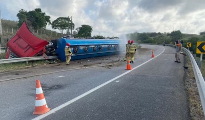 Caminhão de combustíveis tomba e interdita trecho da BR-230 no sentido Campina Grande - João Pessoa