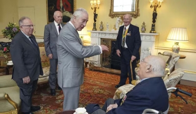 Rei Charles III participa de audiência no Palácio de Buckingham após rumores falsos sobre estado de saúde