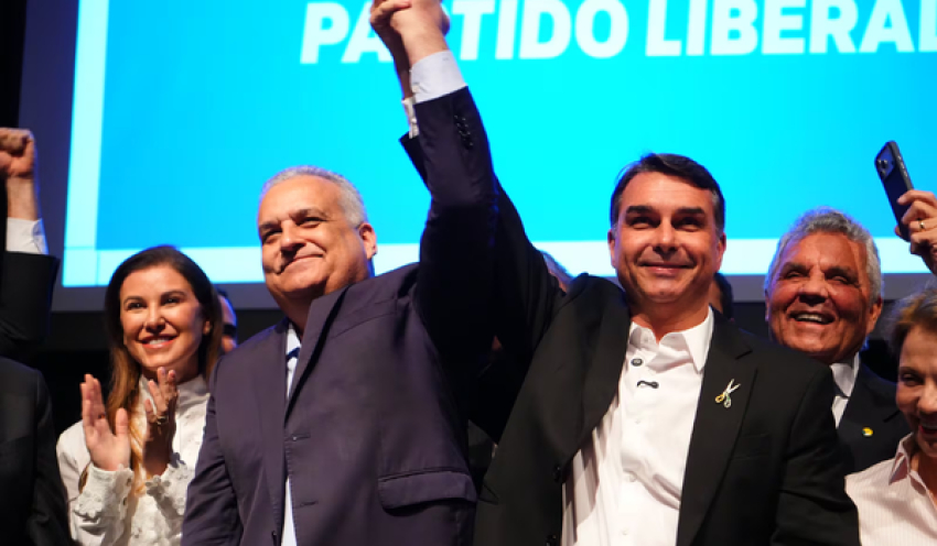 Flávio Bolsonaro promete modernizar funcionamento do INSS, tema sensível para Lula