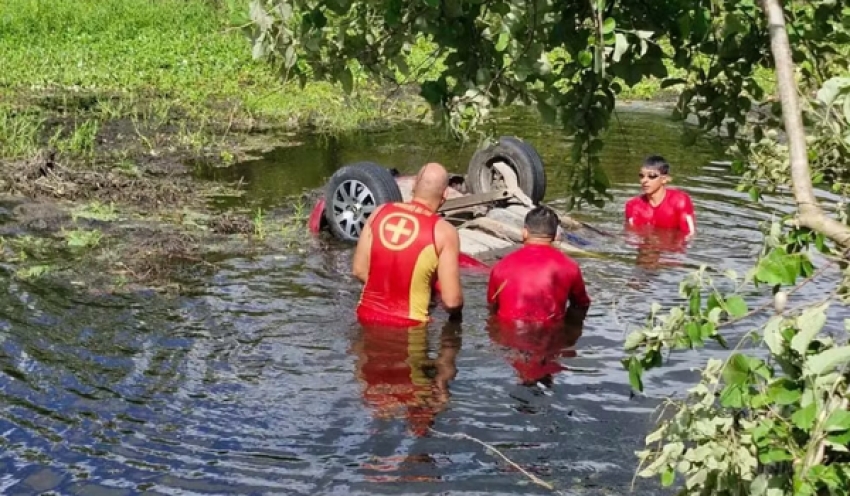 Homem morre após veículo capotar e ficar submerso em manancial às margens de rodovia na PB