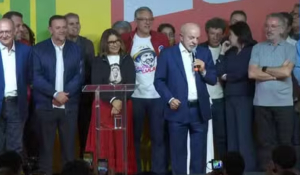 Depois do susto com a 'avalanche' da direita, Lula terá de mudar campanha para tentar reverter resultado