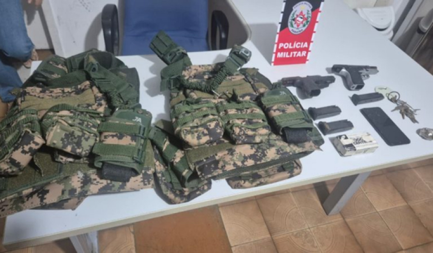 Polícia Militar apreende pistolas e coletes durante ação contra grupo armado na cidade de Patos