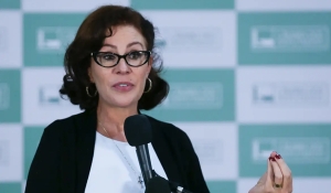 Deputada Carla Zambelli, condenada pelo STF, deixa o Brasil
