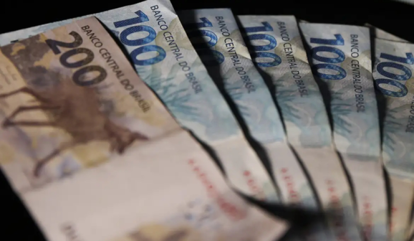 Renda média das famílias chega a R$ 2.264 e é recorde em 2025