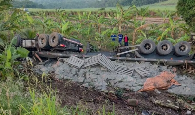 Motorista morre após caminhão sair da pista e capotar às margens da BR-101, no Litoral Norte paraibano