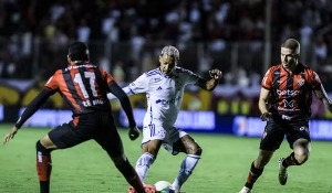 Cruzeiro aproveita homem a mais e empata no fim com gol polêmico contra o Vitória