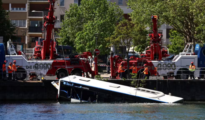Ônibus cai no rio Sena, em Paris, e passageiros e motorista são resgatados