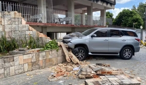 Motorista perde controle e carro derruba muro de prédio no Centro de João Pessoa