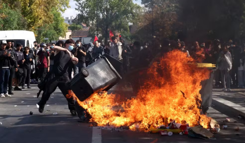 Jovem de 15 anos tem mão arrancada ao pegar granada lançada por policiais durante protestos escolares na França