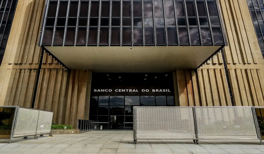 BC aponta desaceleração da inflação, mas mantém alerta sobre riscos
