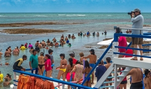 Alta estação atrai turistas e movimenta orla de João Pessoa e da região Metropolitana