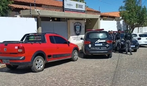 Homem rouba carro com mulher dentro enquanto dono do veículo calibrava pneu, na Paraíba