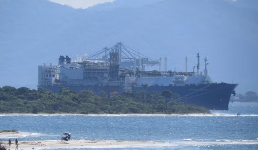 Navio cargueiro dos EUA é atingido por drone em porto do Egito