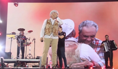 Santanna homenageia Flávio José e se emociona em show no São João 2023 de Campina Grande: ‘honrado de ser nordestino’