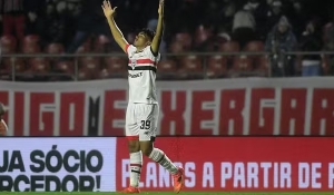 São Paulo leva susto, mas derrota o Vitória com dois golaços e cola no G-4 do Brasileirão