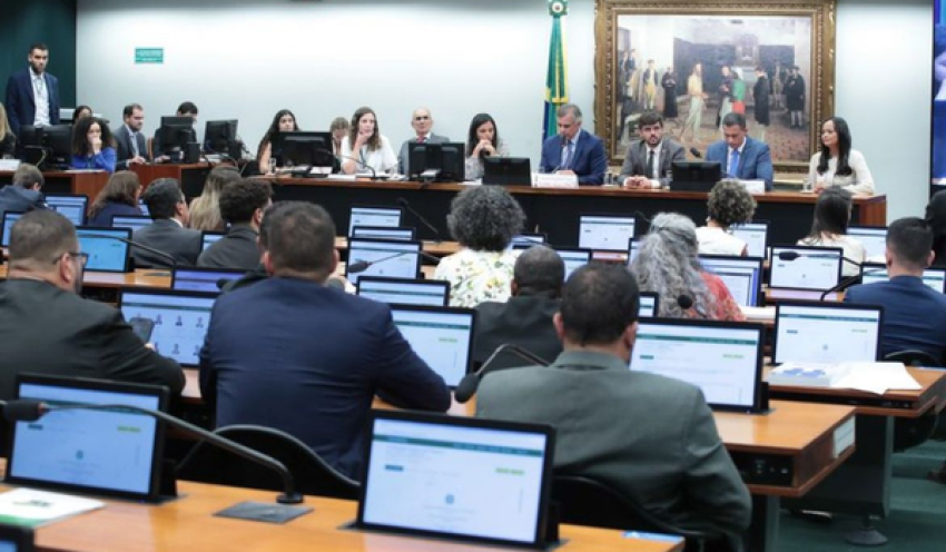 Deputados votam redução da maioridade penal em comissão