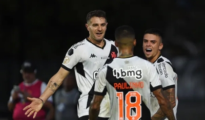 Vasco marca no São Januário, vence o Grêmio e respira no Brasileirão