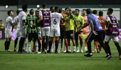 Em jogo marcado por polêmica, América-MG vence o Santos e mantém invencibilidade