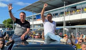 Bolsonaro desembarca em João Pessoa e é recebido por fãs, políticos e seguidores; aeroporto fica lotado