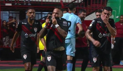 Com gol de Janderson no fim, Atlético-GO vence time misto do Galo