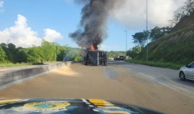 Caminhão com carga de malte tomba e pega fogo na BR-101, no Litoral Norte da PB