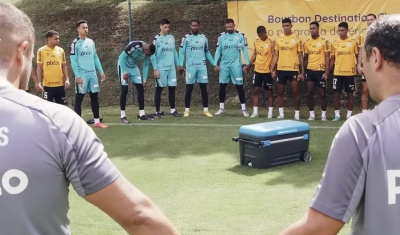 Elenco do Santos presta homenagem a Pelé antes de treino