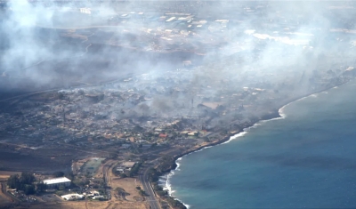 Incêndios florestais no Havaí matam 36 pessoas; moradores entram no mar para se proteger