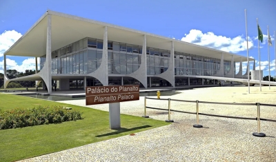 Bolsonaro cumprimenta Alckmin em encontro privado e a portas fechadas no Palácio do Planalto