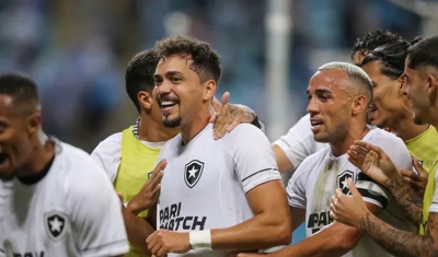 Botafogo vence o Grêmio e dispara na liderança do Brasileirão