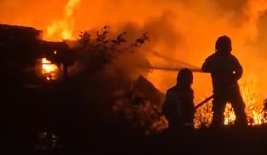 Carreta de combustível tomba, deixa duas pessoas feridas e causa incêndio em rodovia, na Paraíba