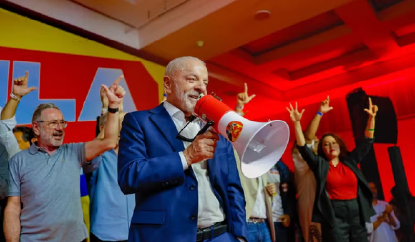 Lula diz ser o único candidato 'antissistema' e que carrega nas costas 'promiscuidade' no STF