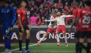 Bragantino bate Athletico-PR com dois gols de Sasha, ganha fôlego na briga contra a degola e mantém Furacão ameaçado