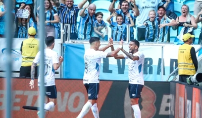 De virada, Grêmio vence o São Paulo em Porto Alegre e sobe na tabela