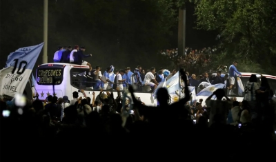 Argentina desembarca em Buenos Aires com multidão no aeroporto