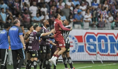 Santos vira com gol nos acréscimos e vence o Bahia em Salvador