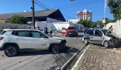 Mulher grávida fica ferida após acidente entre dois carros, em cruzamento de João Pessoa