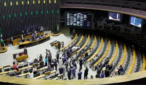 Fim do &#039;6x1&#039;? Deputados tentam emplacar PEC para reduzir jornada de trabalho; Congresso já engavetou tese antes