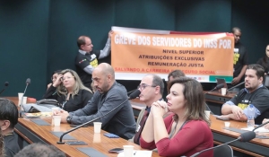 Servidores do INSS em greve reforçam pauta de demandas na Câmara