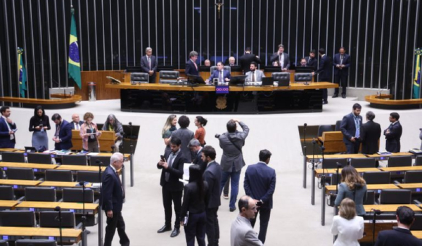 Câmara aprova MP que acaba com a "taxa das blusinhas"; texto vai ao Senado