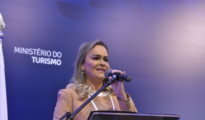 Lula mantém ministra do Turismo no cargo