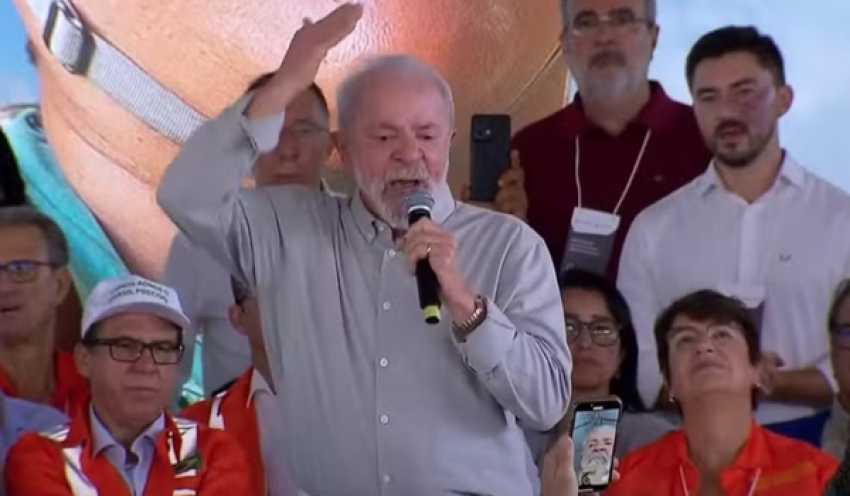 Lula diz ser contra combustível fóssil, mas afirma que o Brasil ainda precisa do petróleo