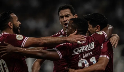 Com dois de Cano, Fluminense vence, ultrapassa Corinthians e entra no G-4